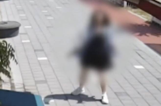 남원의 한 식당 앞에서 흉기를 휘두르는 A순경. (사진=MBC 보도 캡처)