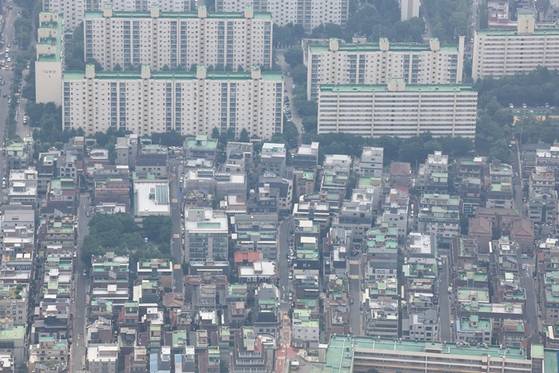 서울 송파구 롯데월드타워 전망대 서울스카이에서 바라본 서울 시내 아파트 및 빌라단지의 모습. 〈사진=연합뉴스〉