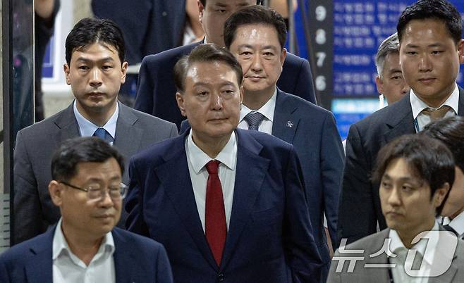 12·3 비상계엄과 관련해 특검 수사를 받는 윤석열 전 대통령이 9일 밤 서울중앙지법에서 두 번째 구속 전 피의자심문(영장실질심사)을 마친 뒤 대기장소인 서울구치소로 이동하고 있다. 2025.7.9/뉴스1 ⓒ News1 사진공동취재단