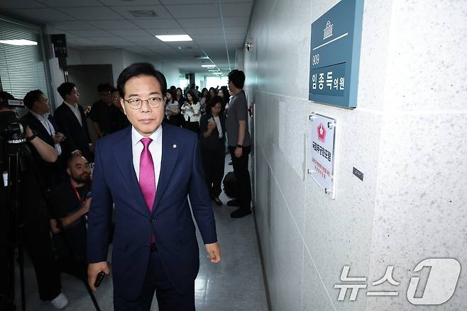 해병대원 순직사건 관련 의혹을 수사하는 이명현 특별검사팀이 11일 서울 여의도 국회 의원회관 임종득 국민의힘 의원 사무실을 압수수색 중인 가운데 송언석 비상대책위원장 겸 원내대표가 임 의원 사무실로 들어서고 있다. 2025.7.11/뉴스1 ⓒ News1 안은나 기자