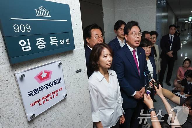 송언석 국민의힘 비상대책위원장 겸 원내대표가 11일 서울 여의도 국회 의원회관 임종득 국민의힘 의원 사무실 앞에서 해병대원 특검팀의 임 의원실 압수수색을 규탄하며 발언하고 있다. 2025.7.11/뉴스1 ⓒ News1 안은나 기자