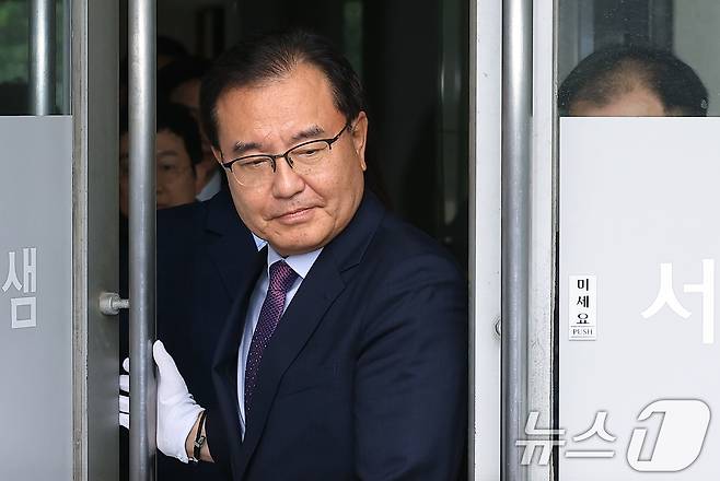 채수근 해병 순직 사건을 수사하는 순직해병 특별검사팀 이명현 특별검사와 특검팀이 지난 2일 오전 서울 서초구 서초중앙로 특검사무실에서 현판식을 위해 밖으로 나오고 있다. 2025.7.2/뉴스1 ⓒ News1 박정호 기자