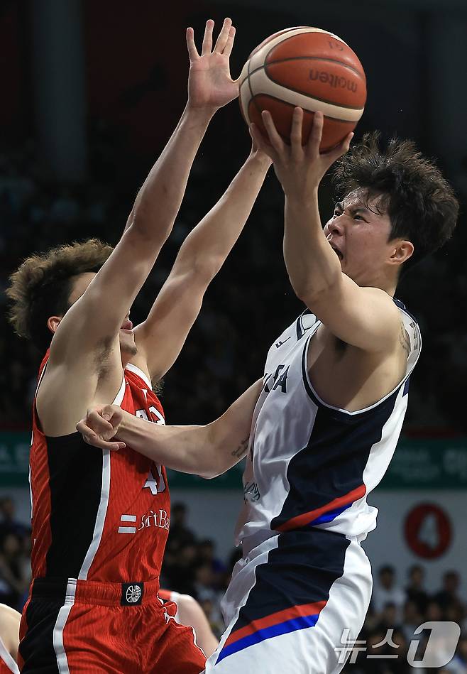 11일 오후 경기도 안양 정관장 체육관에서 열린 하나은행 초청 2025 남자농구 국가대표 평가전 대한민국과 일본의 경기에서 이현중이 일본 테이브스 루카의 수비에 맞서 골밑 슛을 던지고 있다. 2025.7.11/뉴스1 ⓒ News1 박정호 기자