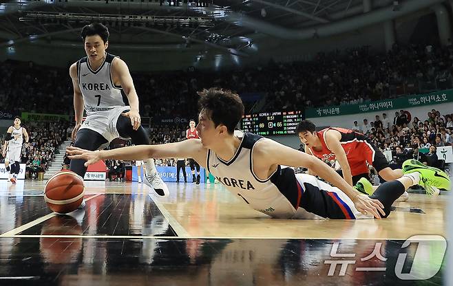 11일 오후 경기도 안양 정관장 체육관에서 열린 하나은행 초청 2025 남자농구 국가대표 평가전 대한민국과 일본의 경기에서 넘어진 이현중이 공을 향해 팔을 뻗고 있다. 2025.7.11/뉴스1 ⓒ News1 박정호 기자