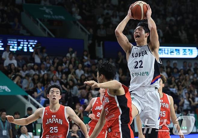 11일 오후 경기도 안양 정관장 체육관에서 열린 하나은행 초청 2025 남자농구 국가대표 평가전 대한민국과 일본의 경기에서 여준석이 레이업슛을 시도하고 있다. 2025.7.11/뉴스1 ⓒ News1 박정호 기자
