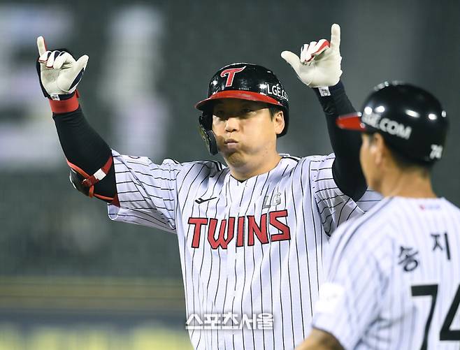 LG 김현수가 8일 잠실구장에서 열린 2025 KBO리그 키움과의 경기에서 7회말 역전 적시타를 때린 후 세리머니 하고 있다. 잠실 | 박진업 기자 upandup@sportsseoul.com