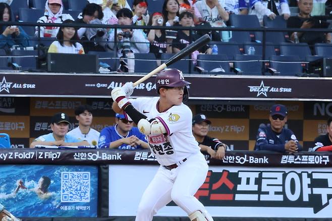 양현종이 타격에 임하고 있다. 사진 | 연합뉴스