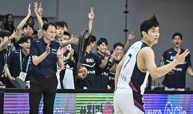 안준호 감독(왼쪽)이 11일 안양 정관장 아레나에서 열린 2025 남자농구 국가대표 평가전 일본과 경기에서 유기상(오른쪽)의 3점슛이 들어간 후 박수를 치고 있다. 사진 | 대한민국농구협회