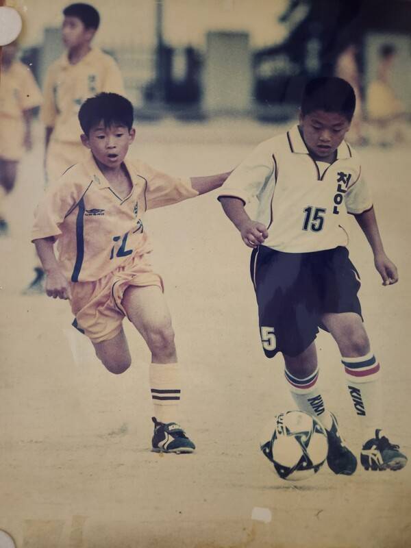천안시티FC가 2003년 천안초등학교 축구부 합숙소 화재 사고를 겪은 축구부 출신 2인을 명예 선수로 위촉한다. /사진=천안시티FC