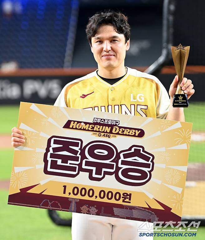11일 대전 한화생명볼파크에서 열린 2025 KBO 올스타전 홈런 더비, 준우승을 차지한 박동원이 트로피와 포즈를 취하고 있다. 대전=허상욱 기자wook@sportschosun.com/2025.07.11/