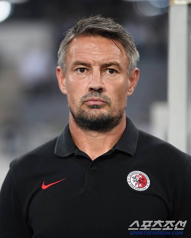 11일 오후 경기도 용인미르스타디움에서 열린 E-1 챔피언십(동아시안컵) 한국과 홍콩의 경기. 홍콩 애슐리 웨스트우드 감독이 경기를 지켜보고 있다. 용인=정재근 기자 cjg@sportschosun.com/2025.7.11/