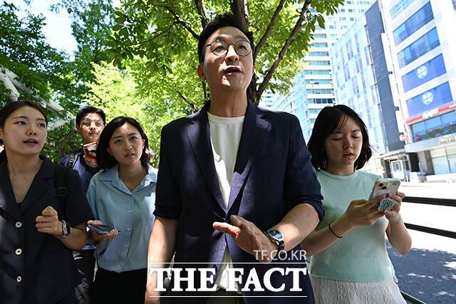 채상병 사건 수사방해 의혹을 수사하는 이명현 순직해병 특검팀이 윤석열 전 대통령 주거지 압수수색에 돌입한 11일 오후 윤 전 대통령의 변호인인 최지우 변호사가 서울 서초구 아크로비스타 압수수색 입회를 마친 뒤 기자들의 질문을 받고 있다. /서예원 기자