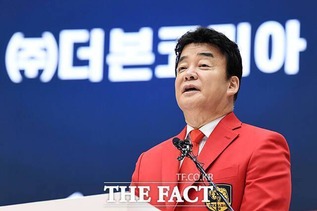 백종원 더본코리아 대표가 충남 예산군 맥주축제에서 농약분무기를 사용한 혐의 등으로 추가 고발됐다. 백 대표, 더본코리아와 관련해 경찰이 수사 중인 사건은 최소 18건으로 늘었다. /서예원 기자