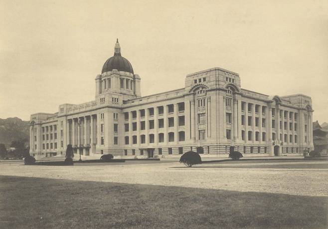 조선총독부 청사. (출처: 門田房太郞, 1910, Public domain, via Wikimedia Commons)