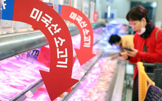 서울 한 대형 마트에 미국산 소고기가 진열된 모습. /뉴스1