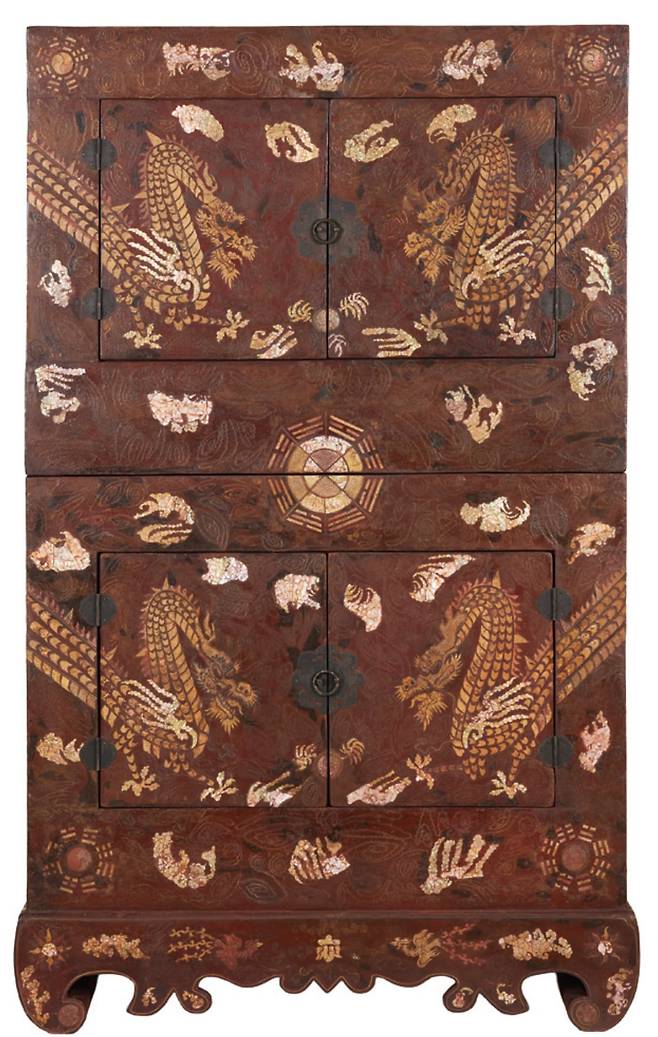 고종이 세창양행에 하사한 19세기 나전장식이층농. 세창양행은 1884년 제물포에 설립된 독일 무역상사다. /인천시립박물관