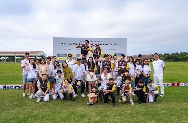 ‘알렌바이오’ 장선하 대표가 ‘제2회 서울폴로연맹 회장배 국제 폴로대회’ 경기 참가자들과 기념 사진을 찍고 있다.