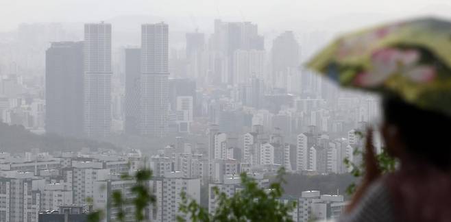 남산에서 본 서울 아파트 단지. 뉴스1