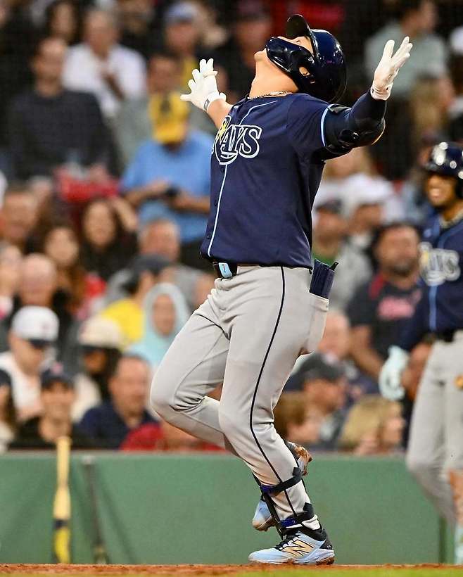 탬파베이 김하성이 11일 미국프로야구 메이저리그 보스턴 방문경기에서 부상 복귀 후 첫 홈런을 친 뒤 홈플레이트 앞에서 하늘을 향해 두 손을 벌리는 세리머니를 하고있다. 사진 출처 탬파베이 인스타그램