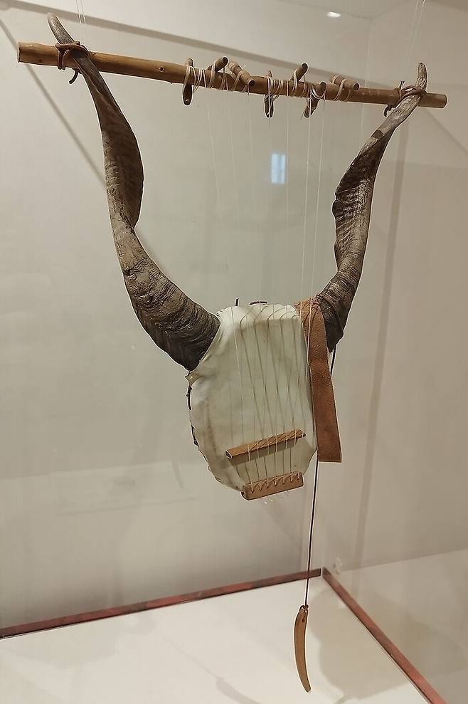 그리스 신화에서 헤르메스가 연주했다고 전해지는 현악기 리라를 복원한 모습. 고대그리스 기술박물관 소장. 위키미디어 코먼스