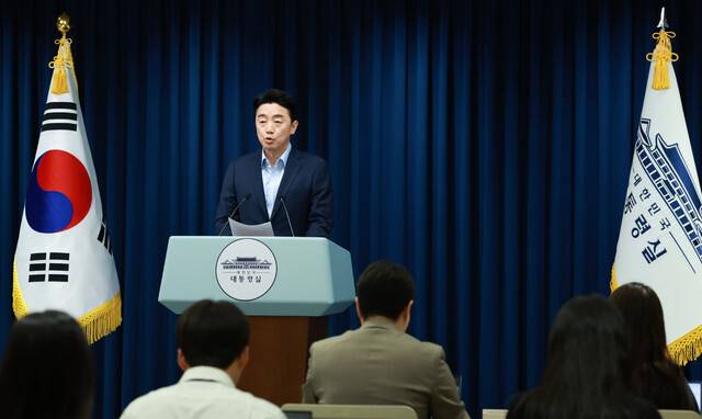 강훈식 대통령비서실장이 11일 서울 용산 대통령실 청사에서 이재명 대통령의 문화체육관광부 및 국토교통부 장관 인선을 발표하고 있다. 연합뉴스