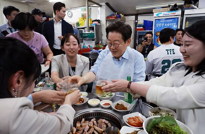 이재명 대통령이 11일 저녁 서울 종로구의 한 식당에서 직원들과 함께 건배를 하고 있다. 대통령실사진기자단