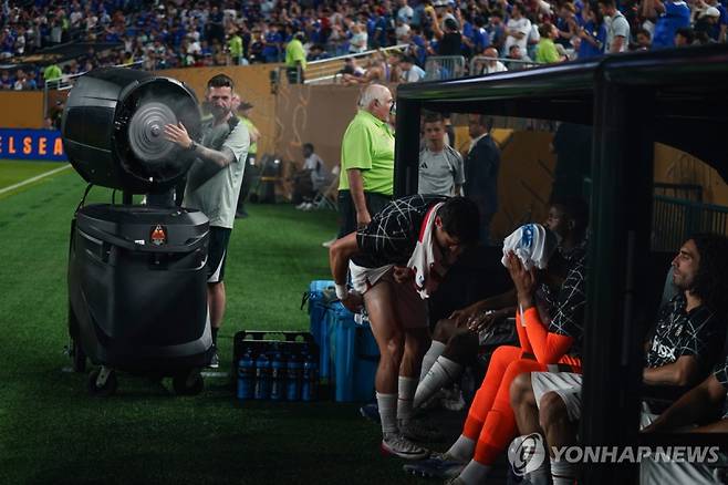 대형 선풍기를 벤치에 놓고 더위를 식히는 첼시 선수들 EPA=연합뉴스