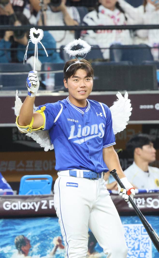 <yonhap photo-4254=""> 천사 퍼포먼스 하는 남부 올스타 함수호 (대전=연합뉴스) 강수환 기자 = 11일 오후 대전 한화생명볼파크에서 열린 '2025 KBO 퓨처스 올스타전' 북부 올스타와 남부 올스타의 경기. 6회초 남부 공격 2사 상황에서 삼성 함수호가 천사 퍼포먼스를 하며 타석에 올라서고 있다. 2025.7.11 swan@yna.co.kr/2025-07-11 20:31:01/ <저작권자 ⓒ 1980-2025 ㈜연합뉴스. 무단 전재 재배포 금지, AI 학습 및 활용 금지></yonhap>