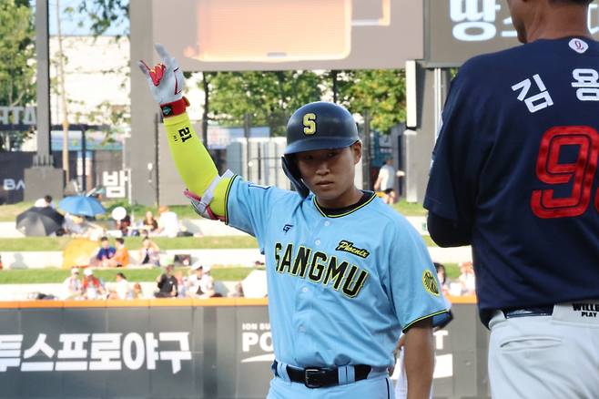<yonhap photo-3916=""> 1루타 후 기뻐하는 류현인 (대전=연합뉴스) 강수환 기자 = 11일 오후 대전 한화생명볼파크에서 열린 '2025 KBO 퓨처스 올스타전' 북부 올스타와 남부 올스타의 경기. 2회초 남부 공격 2사 1루 상무 류현인이 1루타를 날린 뒤 기뻐하고 있다. 2025.7.11 swan@yna.co.kr/2025-07-11 18:58:37/ <저작권자 ⓒ 1980-2025 ㈜연합뉴스. 무단 전재 재배포 금지, AI 학습 및 활용 금지></yonhap>