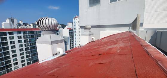 지난달 26일 부산 브니엘예고 2학년 학생 3명이 세상을 떠난 부산 해운대구 아파트 단지를 다시 찾았다. 학생들은 지난달 21일 자정 무렵 이곳에서 생을 마감했다. 김민상 기자