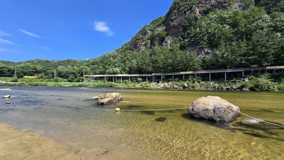 지난 9일 오후 물놀이를 하다 20대 4명이 숨진 충남 금산군 제원면 기러기공원에 깊은 곳으로 들어가지 못하도록 부표가 설치돼 있다. 신진호 기자