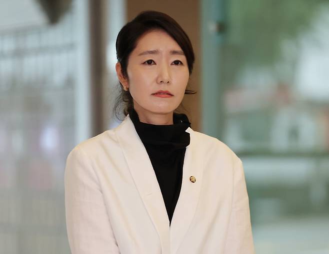 강선우 여성가족부 장관 후보자가 26일 인사청문회 준비 사무실이 마련된 서울 종로구 이마빌딩에서 취재진 질문에 답변한 뒤 인사하고 있다. /이솔 기자