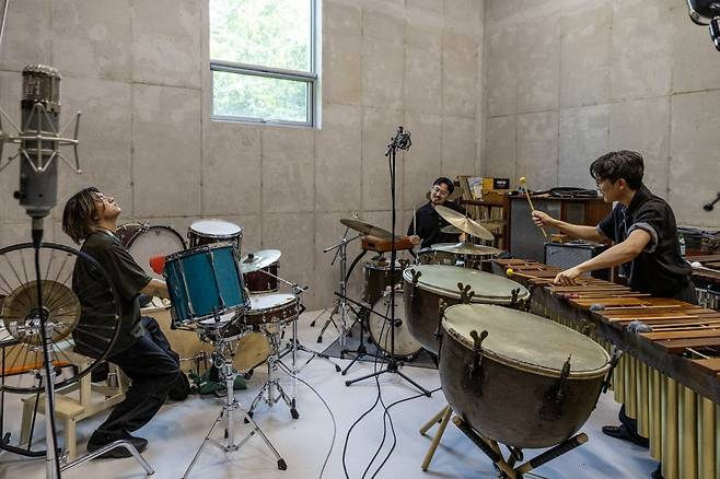 김종국(재즈 드러머), 김건재(밴드 실라카겔과 시라카미 우즈 멤버), 이원석(클래식 퍼커셔니스트)가 만든 음악 그룹 '셋셋셋(SETSETSET)'. / 사진. ⓒ 구본숙