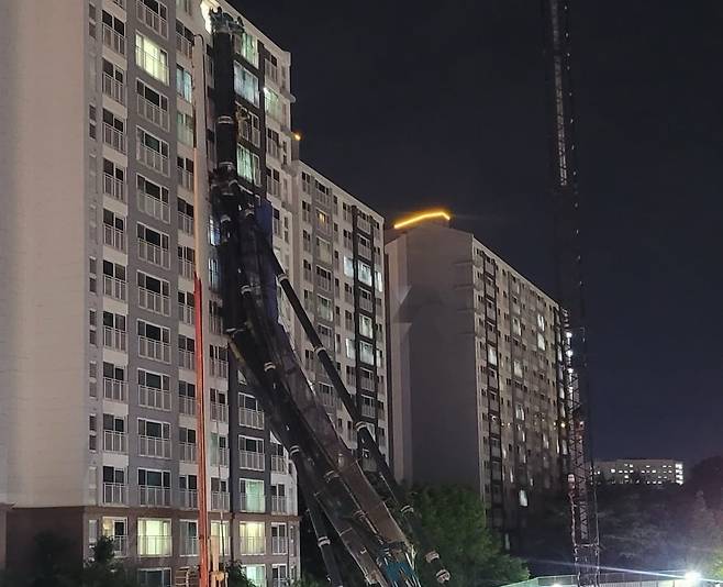 지난달 5일 밤 10시 13분께 경기 용인시 기흥구 서천동 인덕원~동탄 복선전철 공사 현장에서 대형 중장비인 항타기가 15층 높이 아파트를 덮쳐 주민 80여명이 대피하는 사고가 있었다. 뉴스1