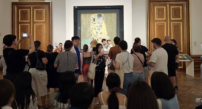 지난 4일 오스트리아 벨베데레 상궁에 전시된 구스타프 클림트의 ‘키스’ 작품을 감상하기 위해 관람객들이 모여있다. 빈=권용훈 기자