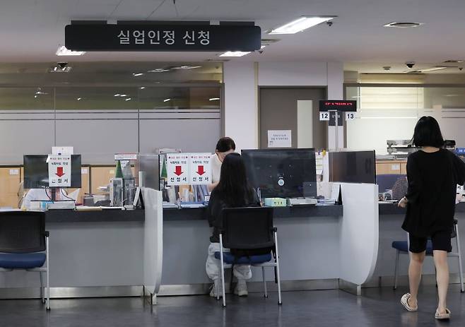 서울 마포구 서울서부고용복지플러스센터에서 실업자들이 실업급여 신청을 하고 있다. 사진=한경 이솔 기자