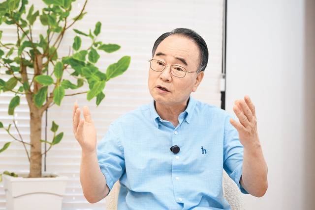 류영모 한소망교회 원로목사가 지난 8일 경기도 고양의 나부터 포럼 사무실에서 신간 ‘성령을 받으라’를 펴낸 배경을 설명하고 있다. 신석현 포토그래퍼