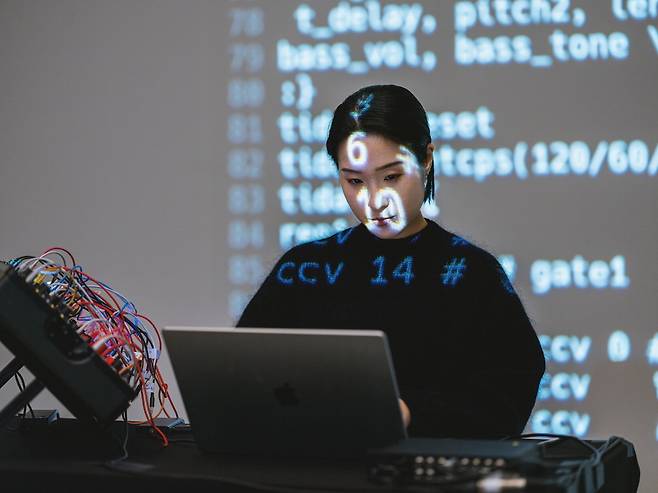 '2025 플랫폼엘 라이브 아츠 프로그램'에서 컴퓨터와 즉석 코딩을 악기로 삼아 '공기를 움직이는 대화: 컴퓨터, 코드, 연주자' 퍼포먼스를 선보이는 전자음악가 박다희. 작가 제공