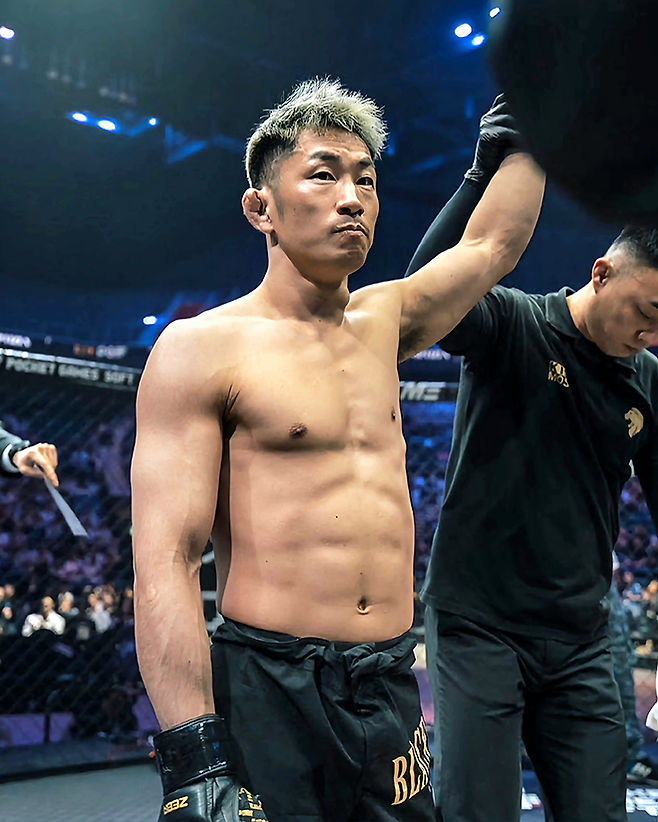 ‘무사’ 다케나카 다이치가 2025년 5월 인천광역시 영종국제도시 인스파이어 아레나 8천여 관중 앞에서 블랙컴뱃 14 승리 선언을 받고 있다. 사진=이데아 파라곤