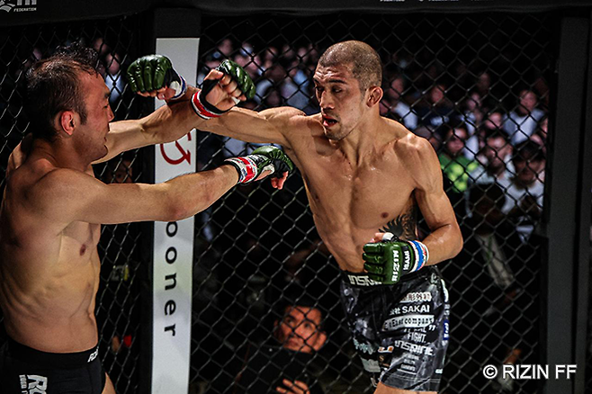 제10대 슈토 밴텀급 챔피언 사토 쇼코가 2025년 5월 인천광역시 파라다이스시티 라이진 월드시리즈 코리아 제10경기 코-메인이벤트에서 초대 ONE 밴텀급 챔피언 김수철을 공격하고 있다. 사토는 종합격투기 메이저대회 13번째 출전이다. 사진=RIZIN FF