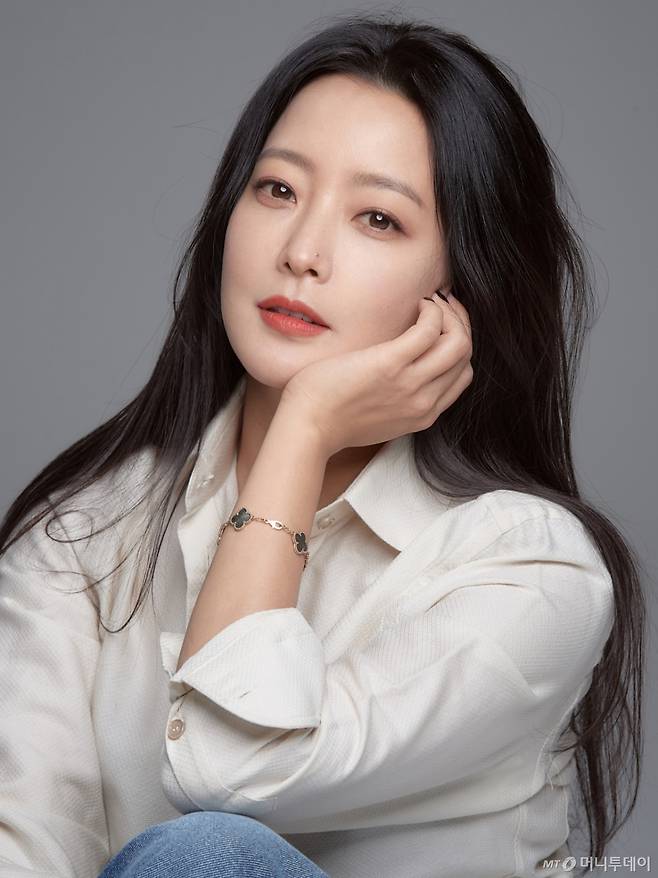 배우 김희선이 배우 유해진과 방송인 탁재훈에게 일침을 날렸다/ 사진=머니투데이 DB