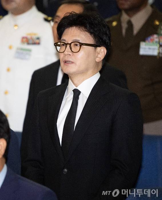 한동훈 전 국민의힘 대표가 29일 경기 평택시 해군 2함대 사령부에서 열린 제2연평해전 승전 23주년 기념식에서 애국가를 제창하고 있다. (공동취재) 2025.6.29/사진=뉴스1 /사진=(평택=뉴스1) 김영운 기자