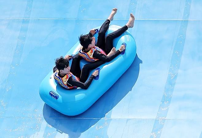 "짜릿하고 시원하게". 폭염이 연일 계속된 지난 6일 대구 달성군 워터파크 스파밸리를 찾은 시민들이 놀이기구를 타며 더위를 식히고 있다. /사진=뉴시스