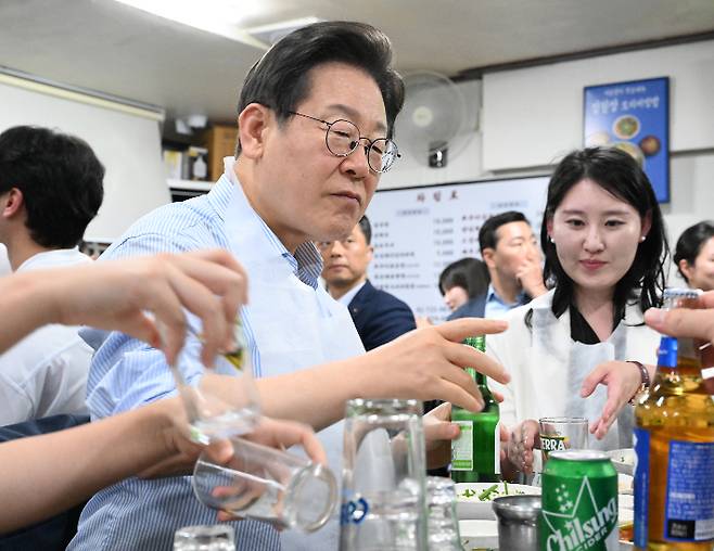 이재명 대통령이 11일 서울 광화문 인근 한식당에서 시민들과 식사하고 있다. 연합뉴스