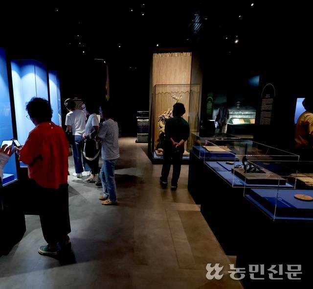 관람객이 다양한 앙부일구를 관람하고 있다.