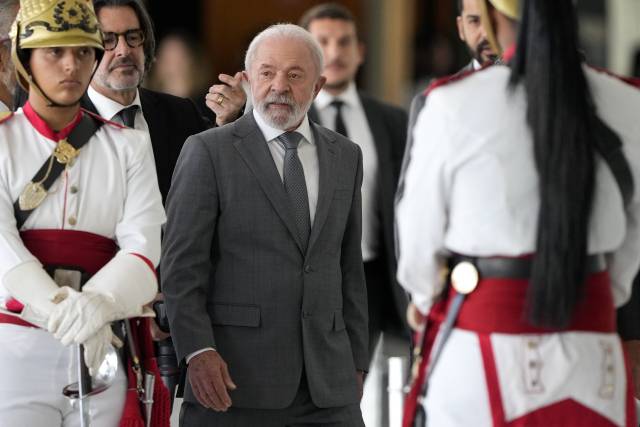 ▲9일(현지시간) 루이스 이나시우 룰라 다시우바 브라질 대통령이 브라질 브라질리아의 대통령궁에서 열린 행사에서 경호원 사이를 걷고 있다. ⓒAP=연합뉴스