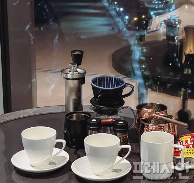 ▲ 커피를 즐기는 사람이라면 깊은 밤에도 한 잔이 간절해지곤 한다. 카페인을 낮춘 디카페인이 그 갈증에 대한 현실적 해답이다. ⓒ프레시안(문상윤)