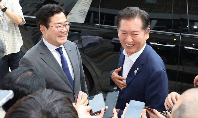 더불어민주당 당대표 후보인 박찬대(왼쪽), 정청래 의원이 지난 2일 서울 여의도 국회에서 열린 검찰개혁 토론회에 참석한 뒤 취재진의 질문에 답하고 있다. 연합뉴스