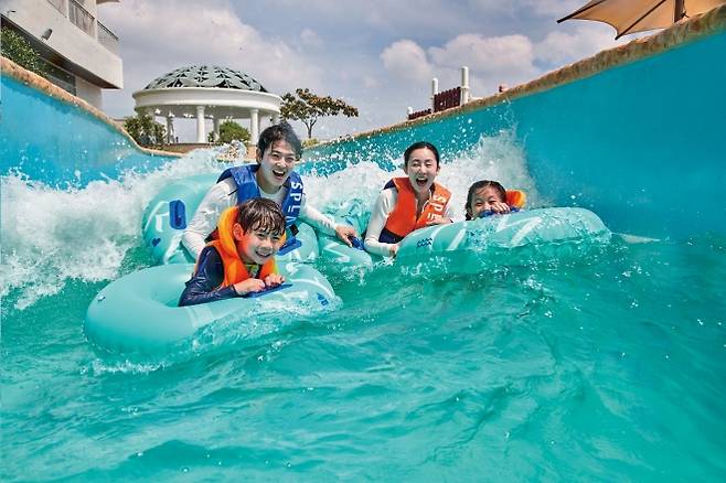 1일 재개장한 충남 예산 스플라스 스파&워터파크의 스트림 리버. 스플라스 제공