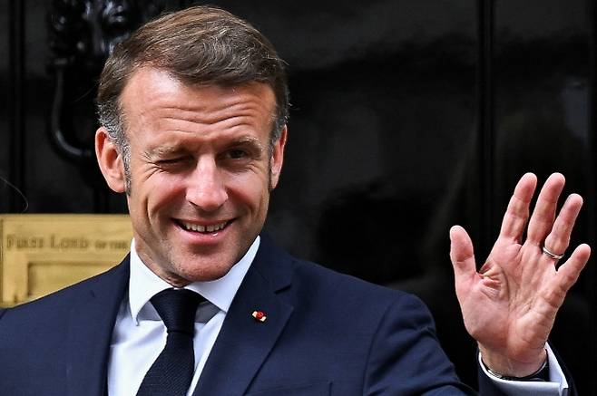 영국을 국빈 방문한 에마뉘엘 마크롱 프랑스 대통령이 9일(현지시간) 런던에서 키어 스타머 영국 총리와 회담을 마치고 나오면서 취재진을 향해 윙크하며 손을 흔들고 있다. 2025.7.9 런던 로이터 연합뉴스